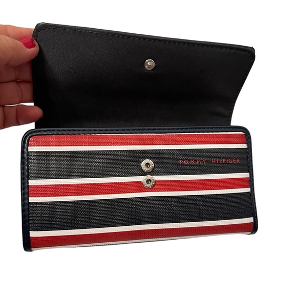 Tommy Hilfiger Women’s Wallet/Clutch Striped NWOT - Picture 5 of 7